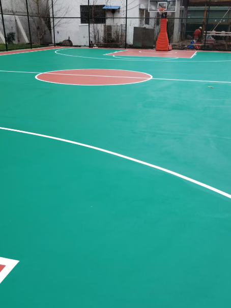 呼和浩特 球场长期使用易出现地面开裂
